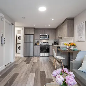 Contemporary 1br Full Kitchen Smarttv , Calgary Canada